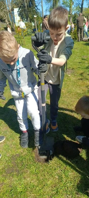 e7b423bb-7b13-469d-8b68-aa75208922c2