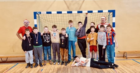 Mikołajkowy Turniej piłki nożnej chłopców i siatkówki dziewcząt 2025 r. - podsum...