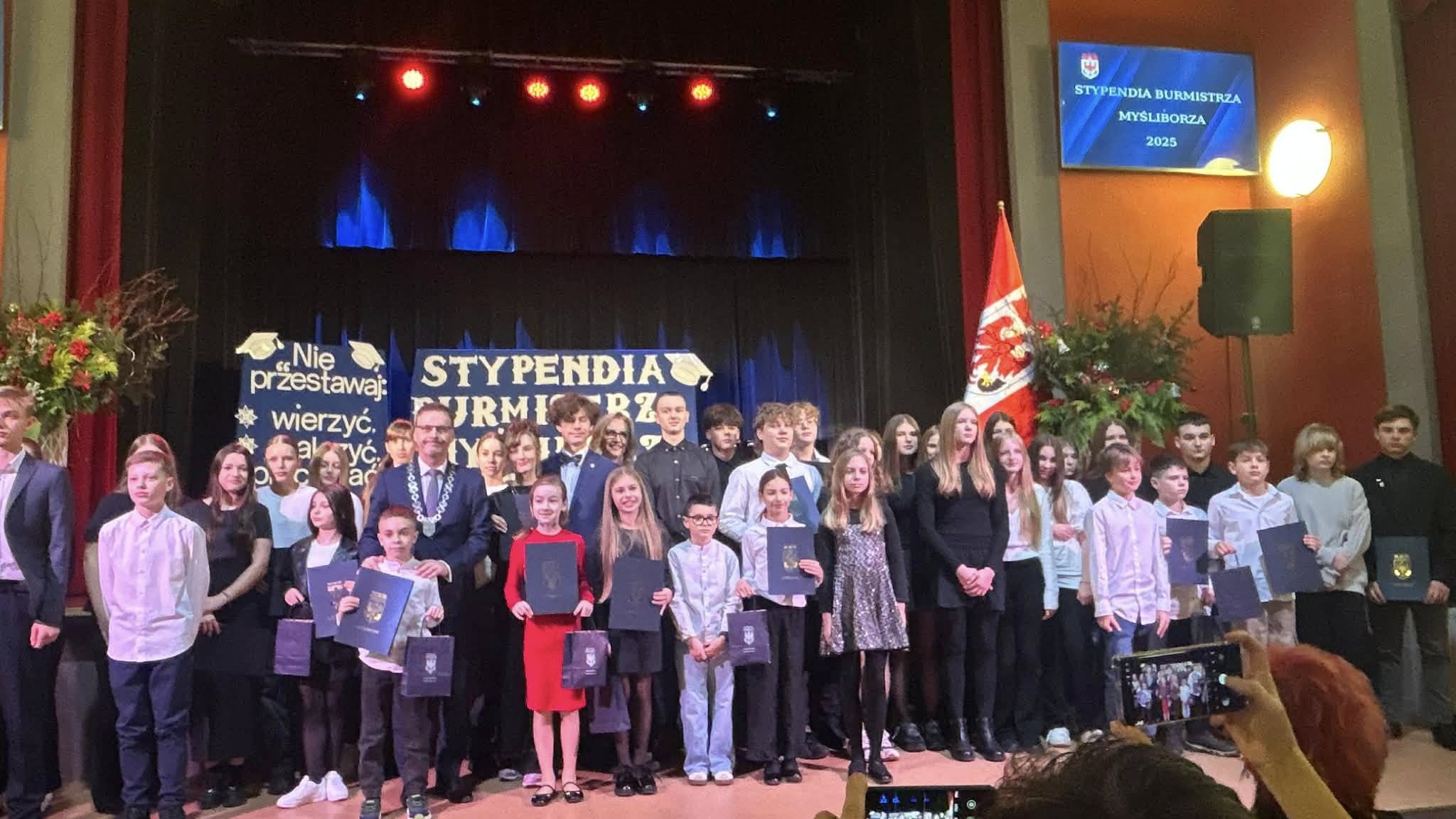 Uczniowie ''Dwójki'' nagrodzeni podczas Gali Stypendialnej 2025 r.