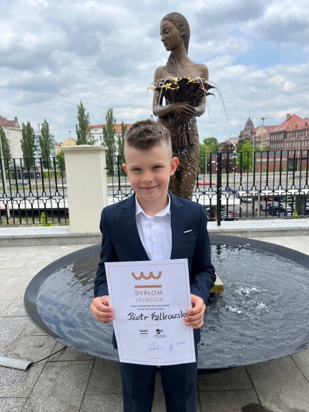 Nasz Piotr Falkowski z II a laureatem Przeglądu Wojewódzkiego Małego Konkursu Recytatorski